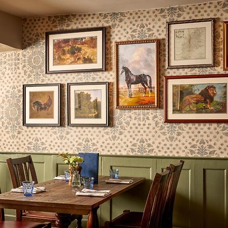 The Lion Inn Уинчкомб Экстерьер фото