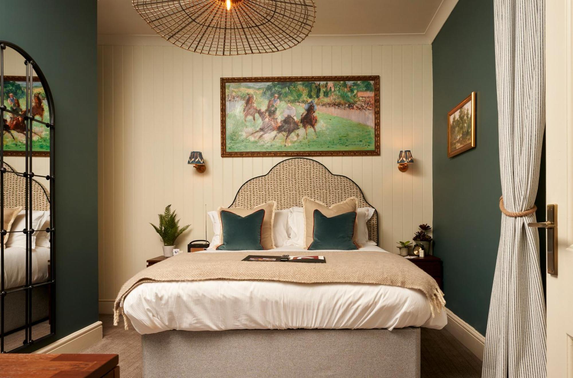 The Lion Inn Уинчкомб Экстерьер фото
