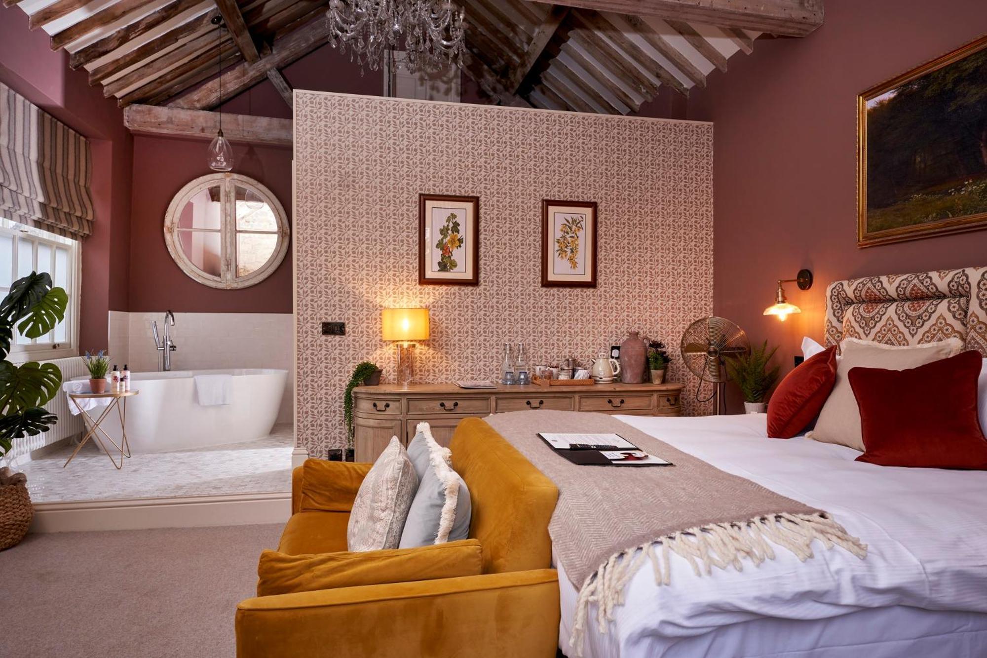 The Lion Inn Уинчкомб Экстерьер фото