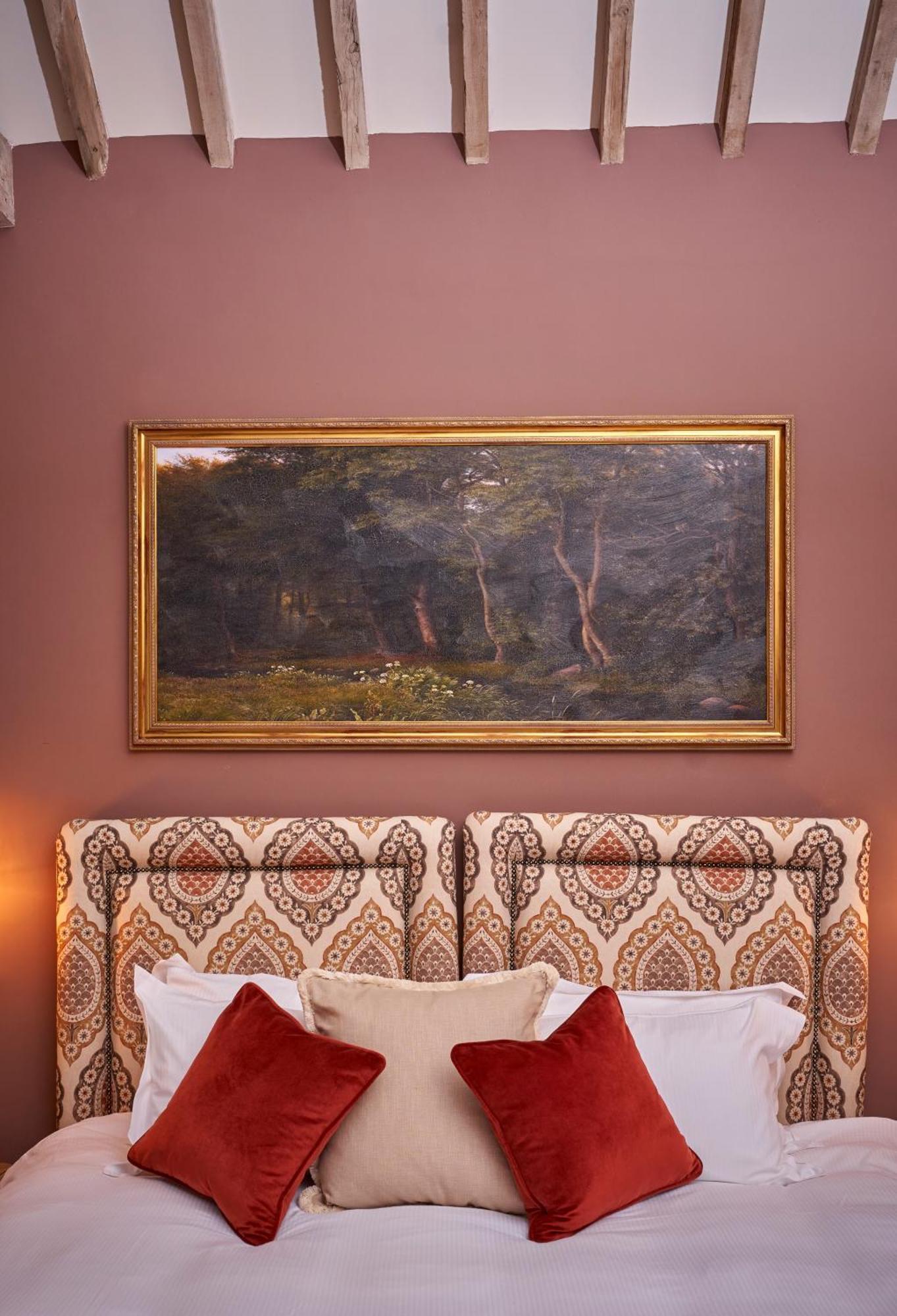 The Lion Inn Уинчкомб Экстерьер фото