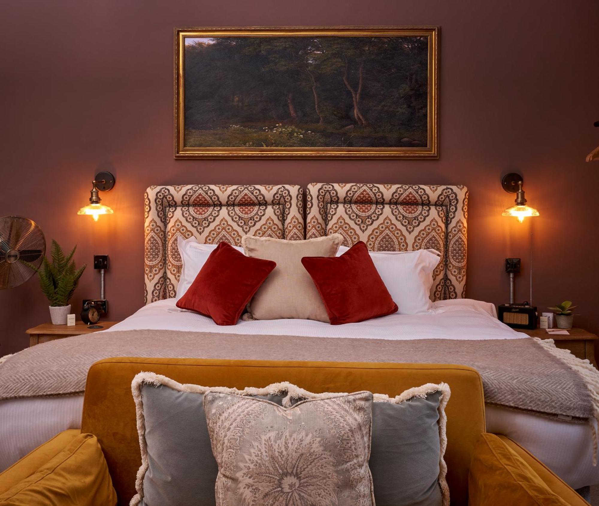 The Lion Inn Уинчкомб Экстерьер фото