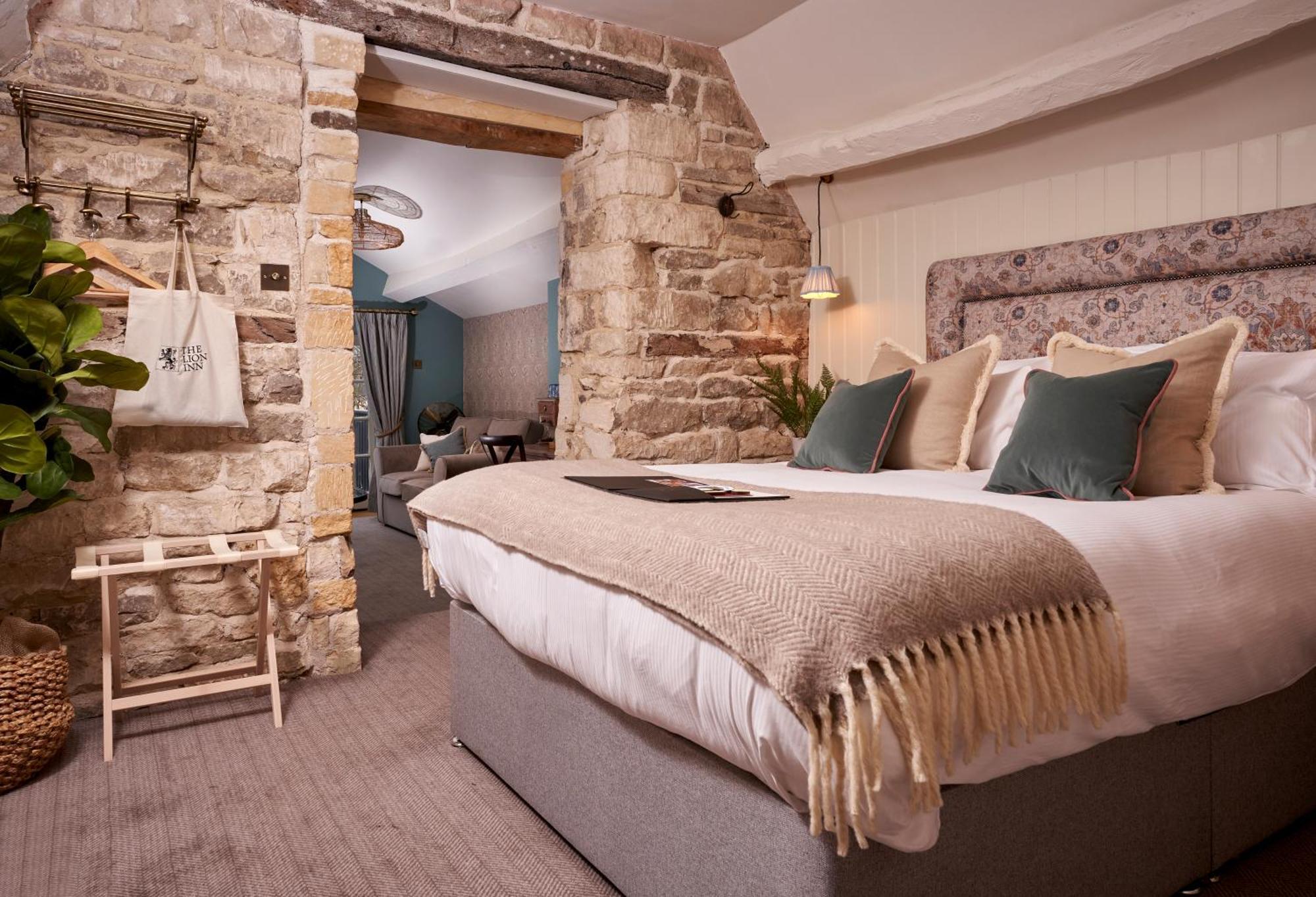 The Lion Inn Уинчкомб Экстерьер фото
