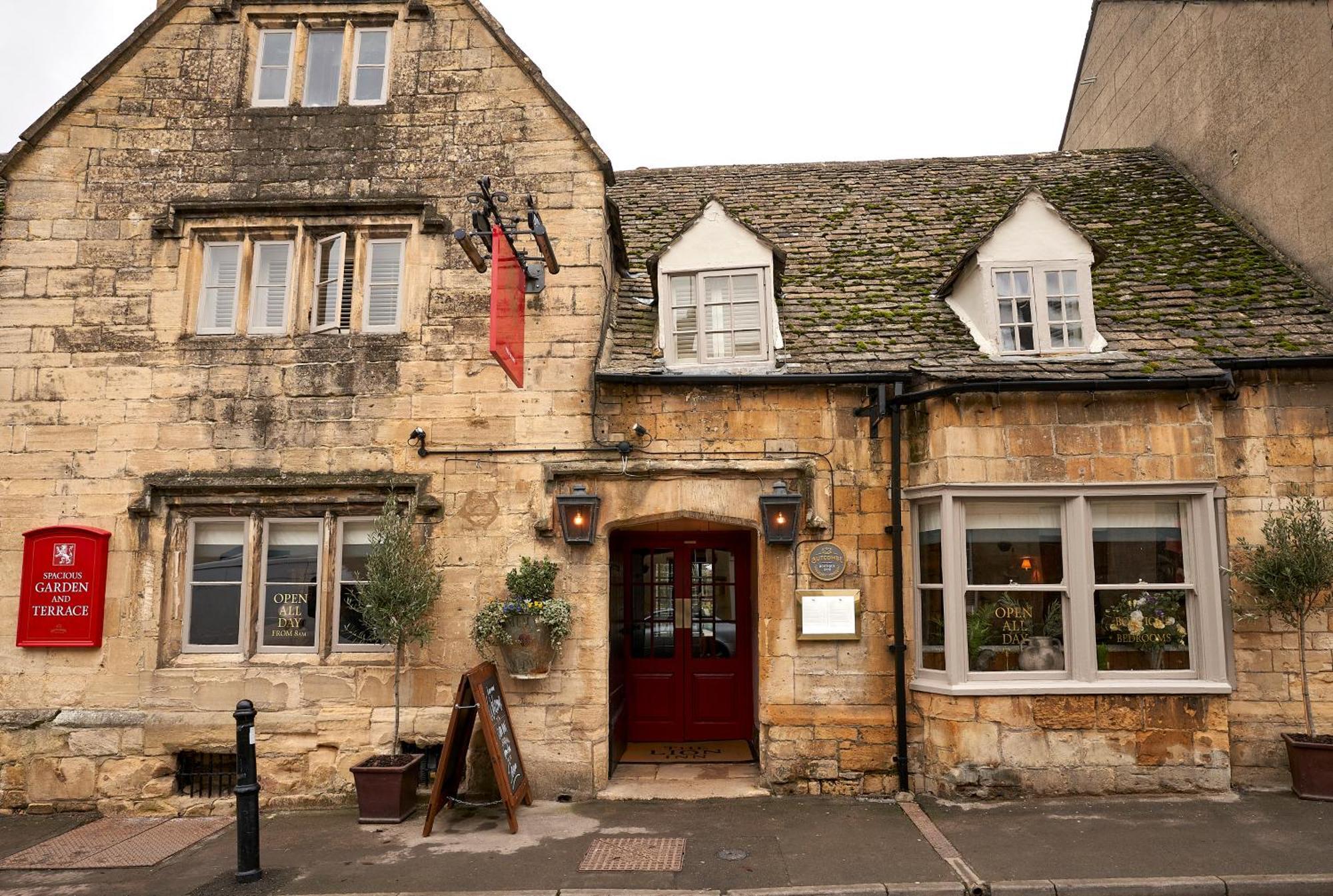The Lion Inn Уинчкомб Экстерьер фото