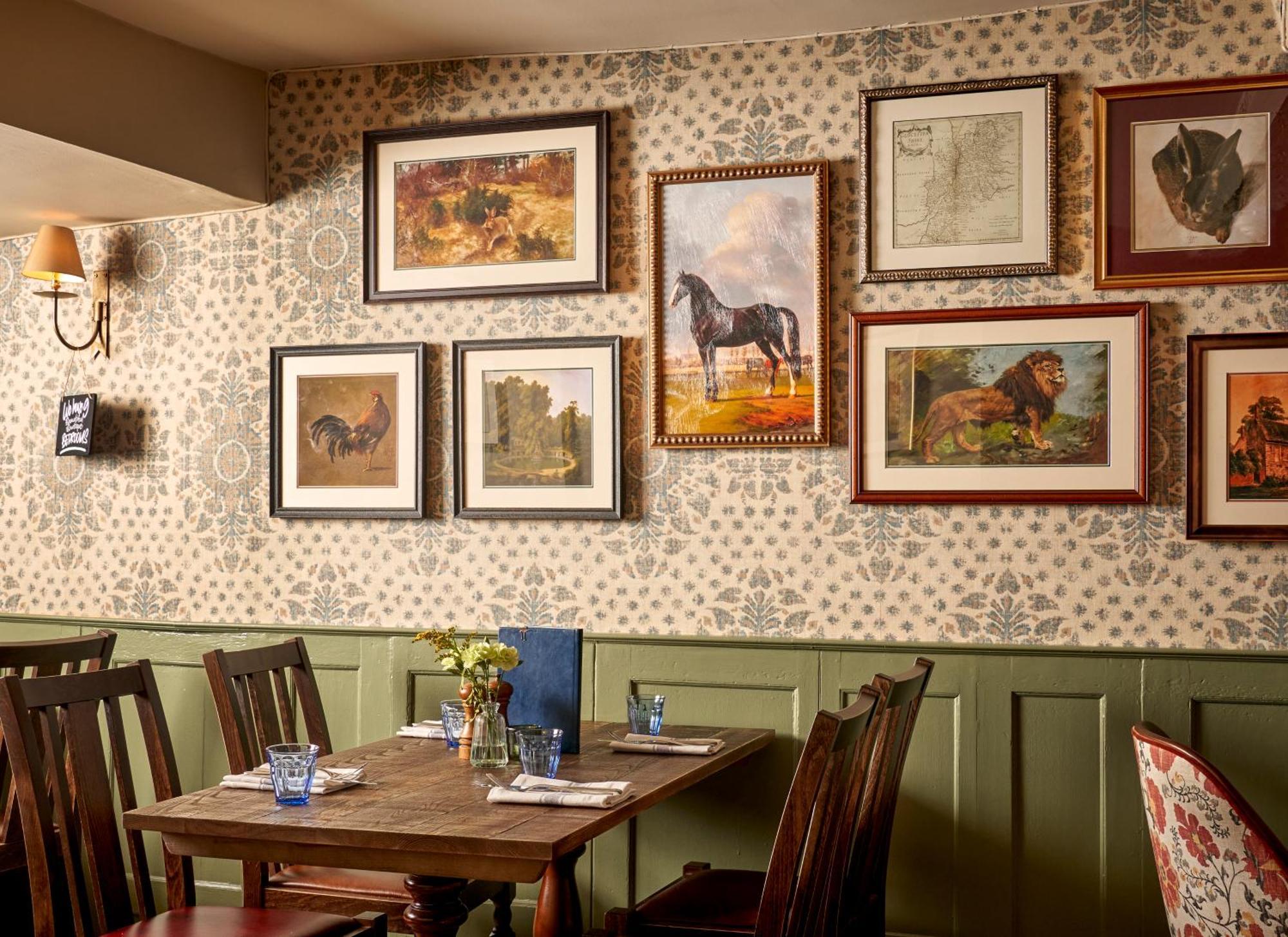 The Lion Inn Уинчкомб Экстерьер фото